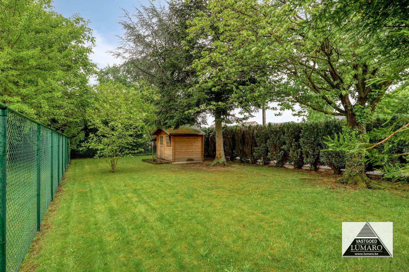 2  woongelegenheden met handelsruimte , grote tuin, 1448 m² 