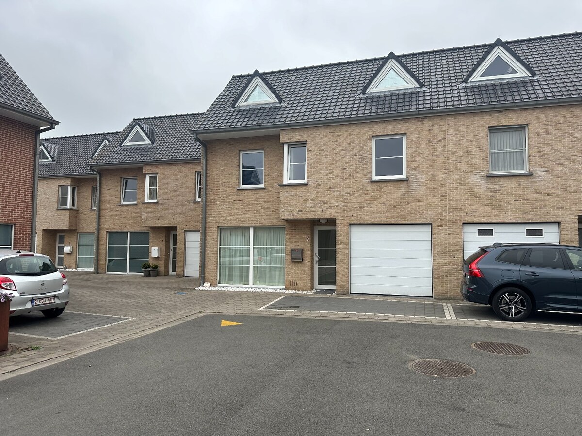 Centraal gelegen, lichtrijke woning met drie slaapkamers en garage 