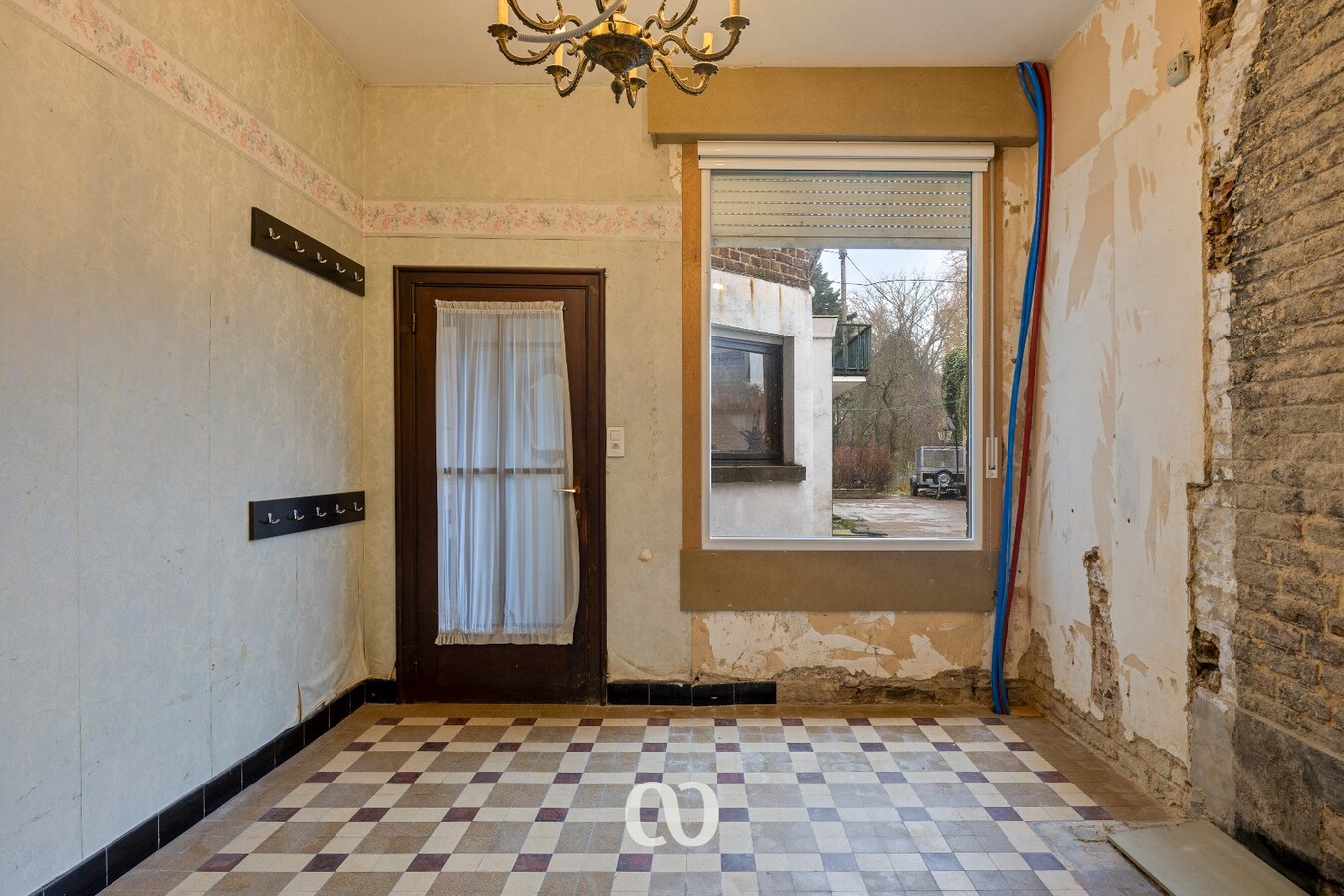 Gedeeltelijk gerenoveerde half open bebouwing met atelier 