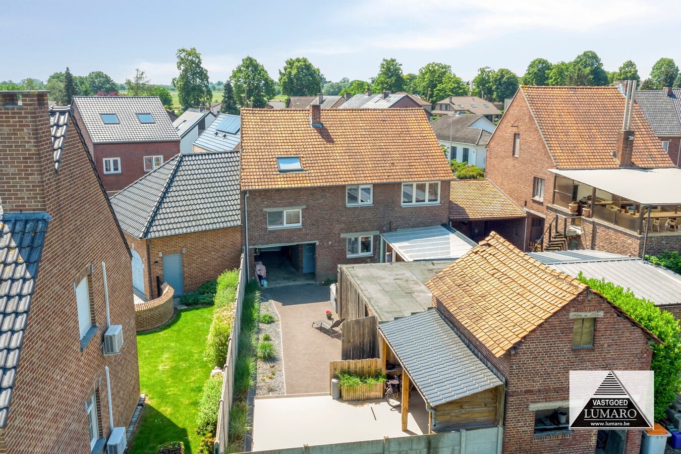 Charmant Leut : eigendom opgedeeld in 2 appartementen. Veranda,  2 garages. 