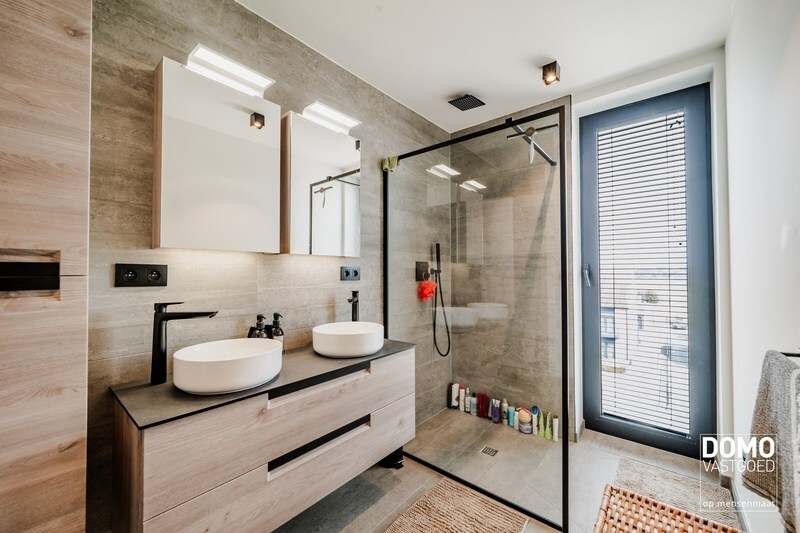 Exclusief appartement met uniek uitzicht te Alken. Inclusief 3 parkeerplaatsen en ruime kelderberging. 