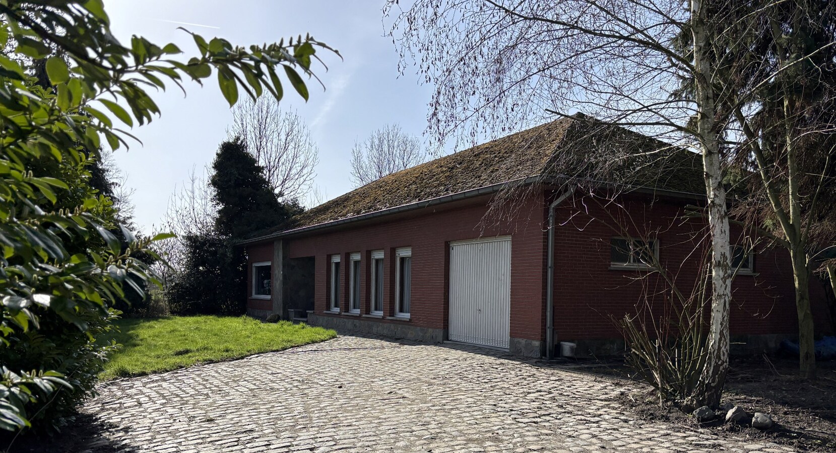 Unieke eigendom op 13.183 m² met te renoveren woning en vergunde stallingen 