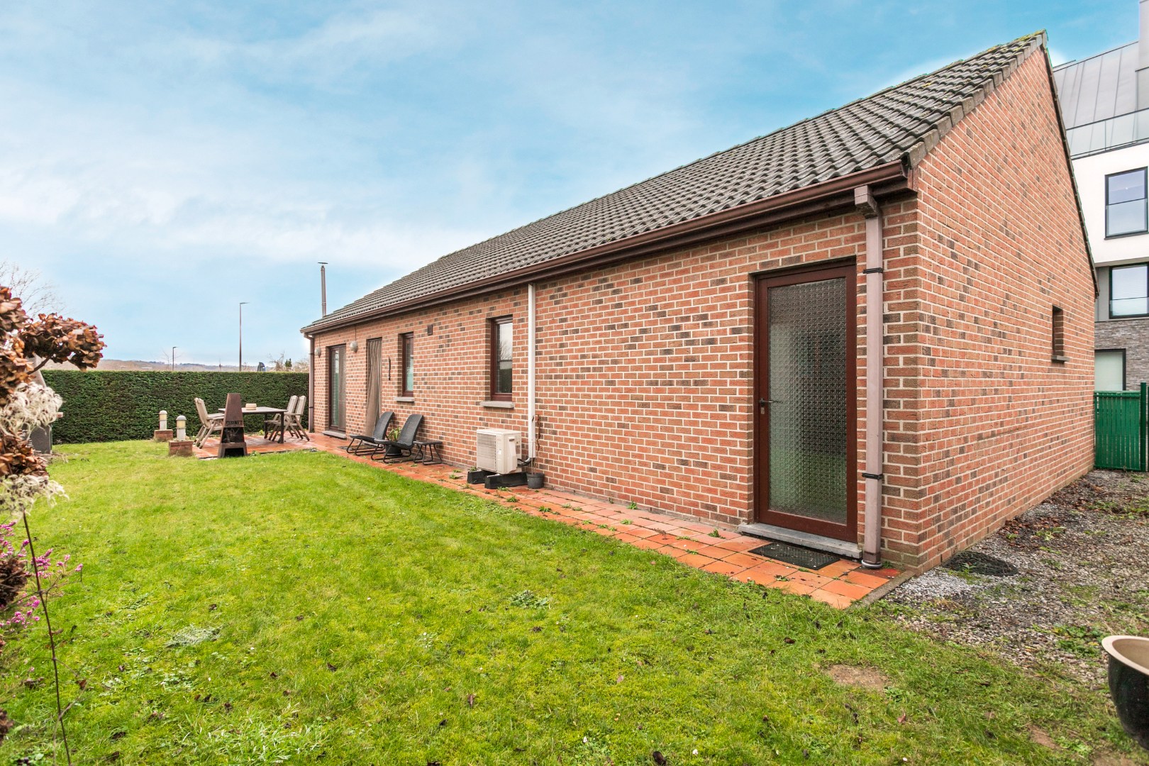 Op te frissen bungalow met 2 slaapkamers, garage en tuin op topligging in Halle 