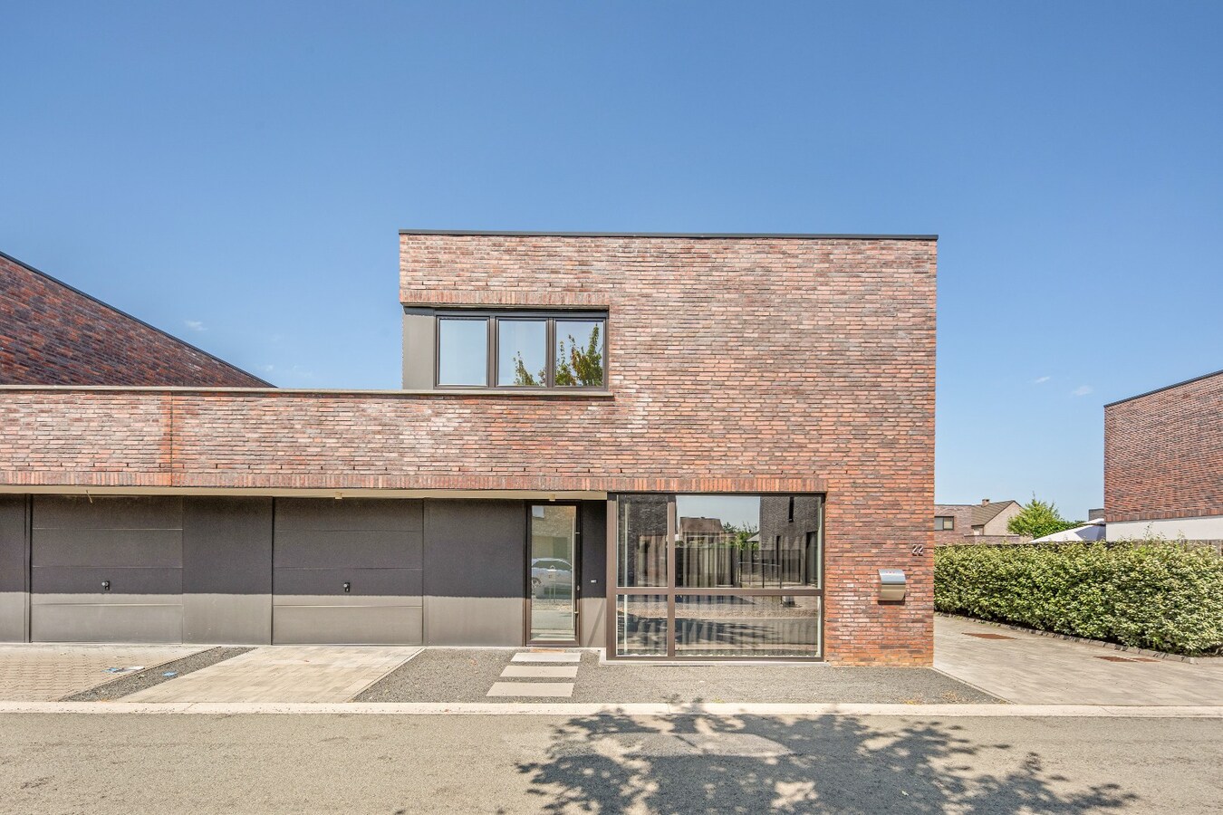 Hedendaagse halfopen bebouwing, energielabel A, gelegen in rustige woonomgeving. 