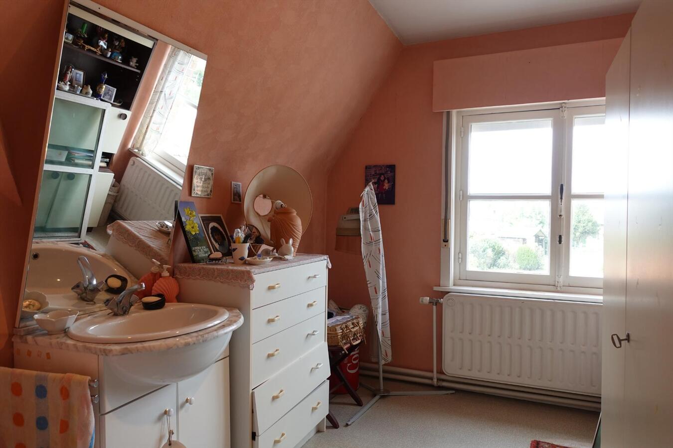 Goed gelegen half-open woning met grote tuin 