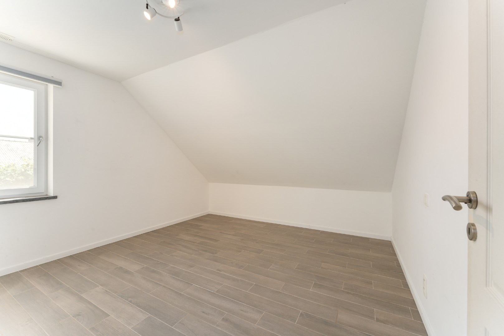 Ruime en recente halfopen bebouwing met 3 volwaardige slaapkamers 