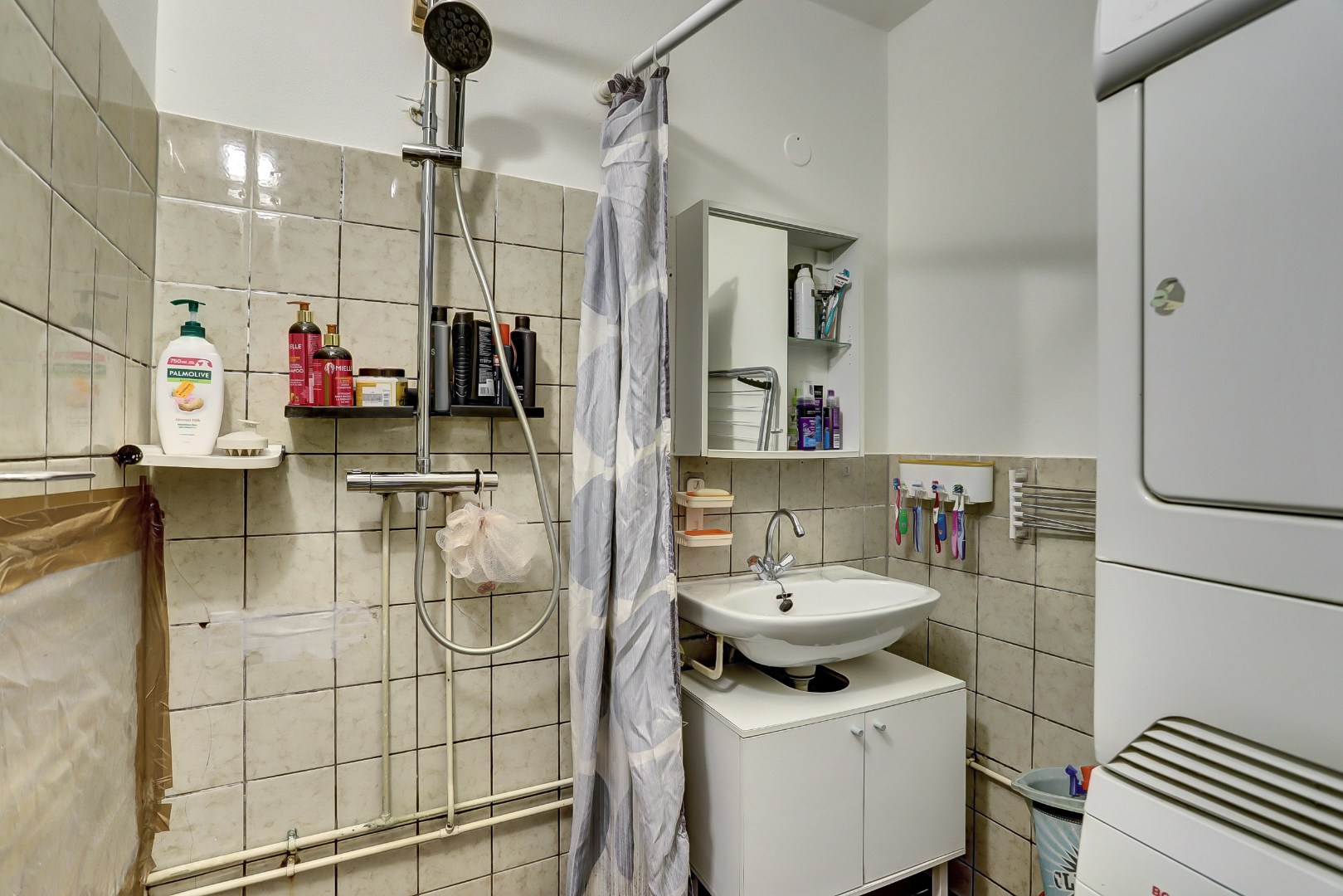 Een fijne benedenwoning op een toplocatie, perfect voor starters die hun woonwensen willen realiseren. Kom kijken en laat u verrassen! 