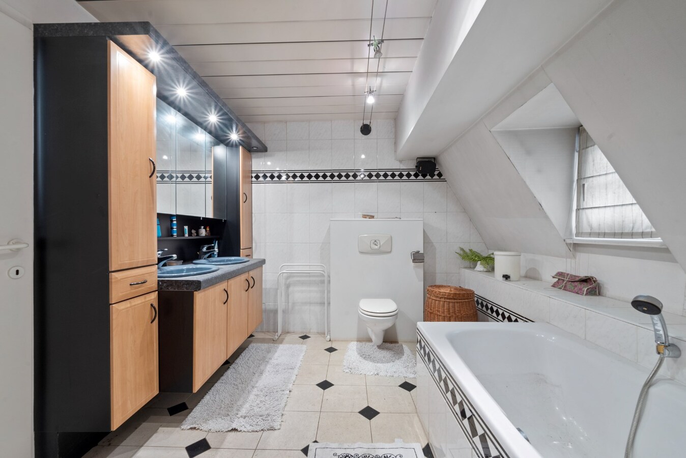 Uitstekend gelegen opbrengsteigendom op de Grote Markt van Diksmuide 