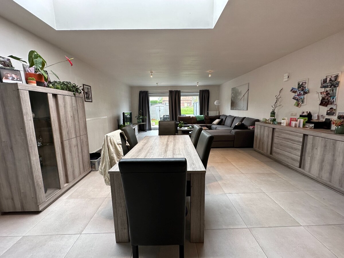 Verrassend ruime, energiezuinige woning in Centrum Houthulst 