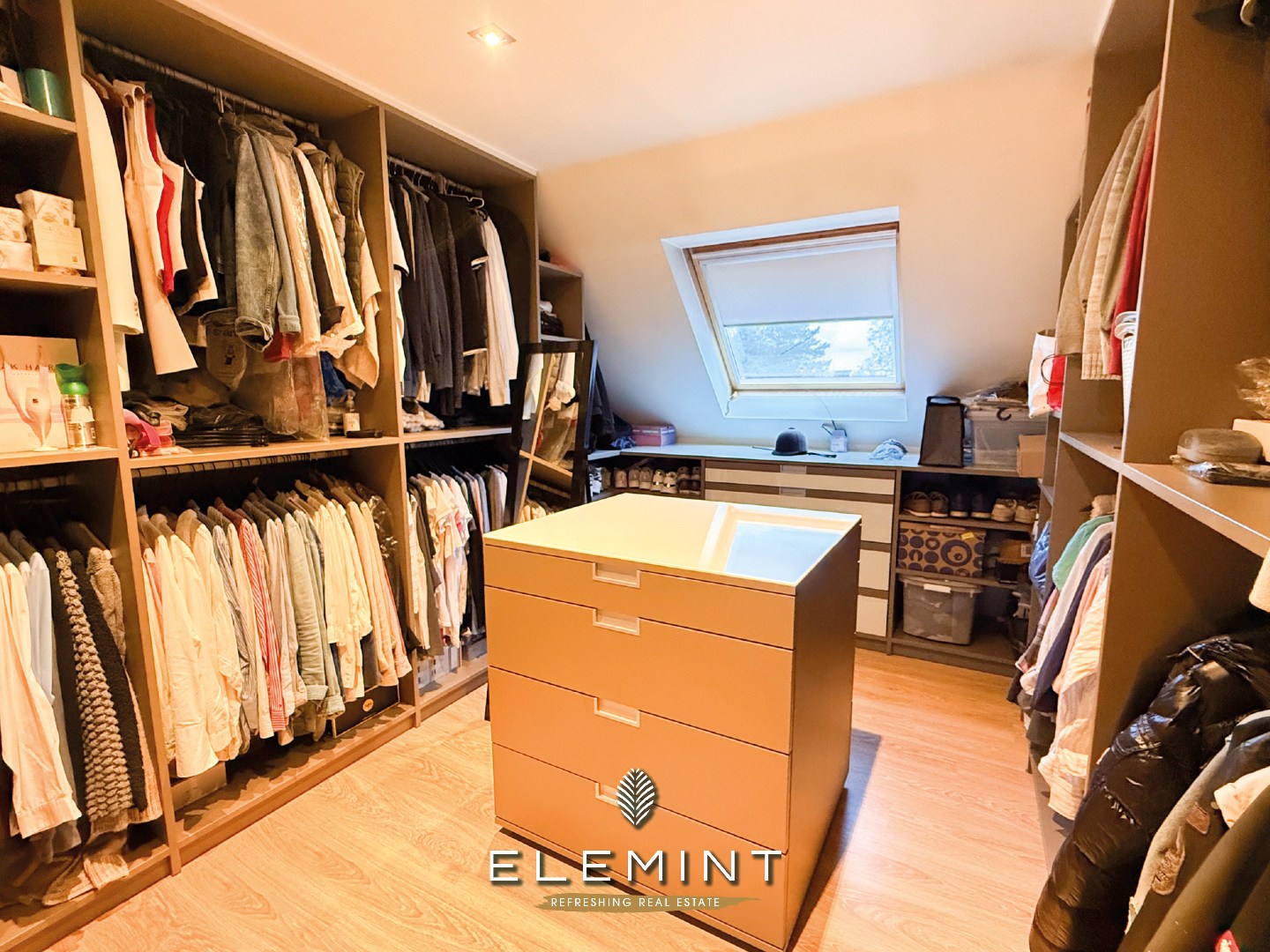 Uniek triplex-appartement met private inkom, 3 slpk, 2 badk &amp; ruim terras met vijver (161 m²) 