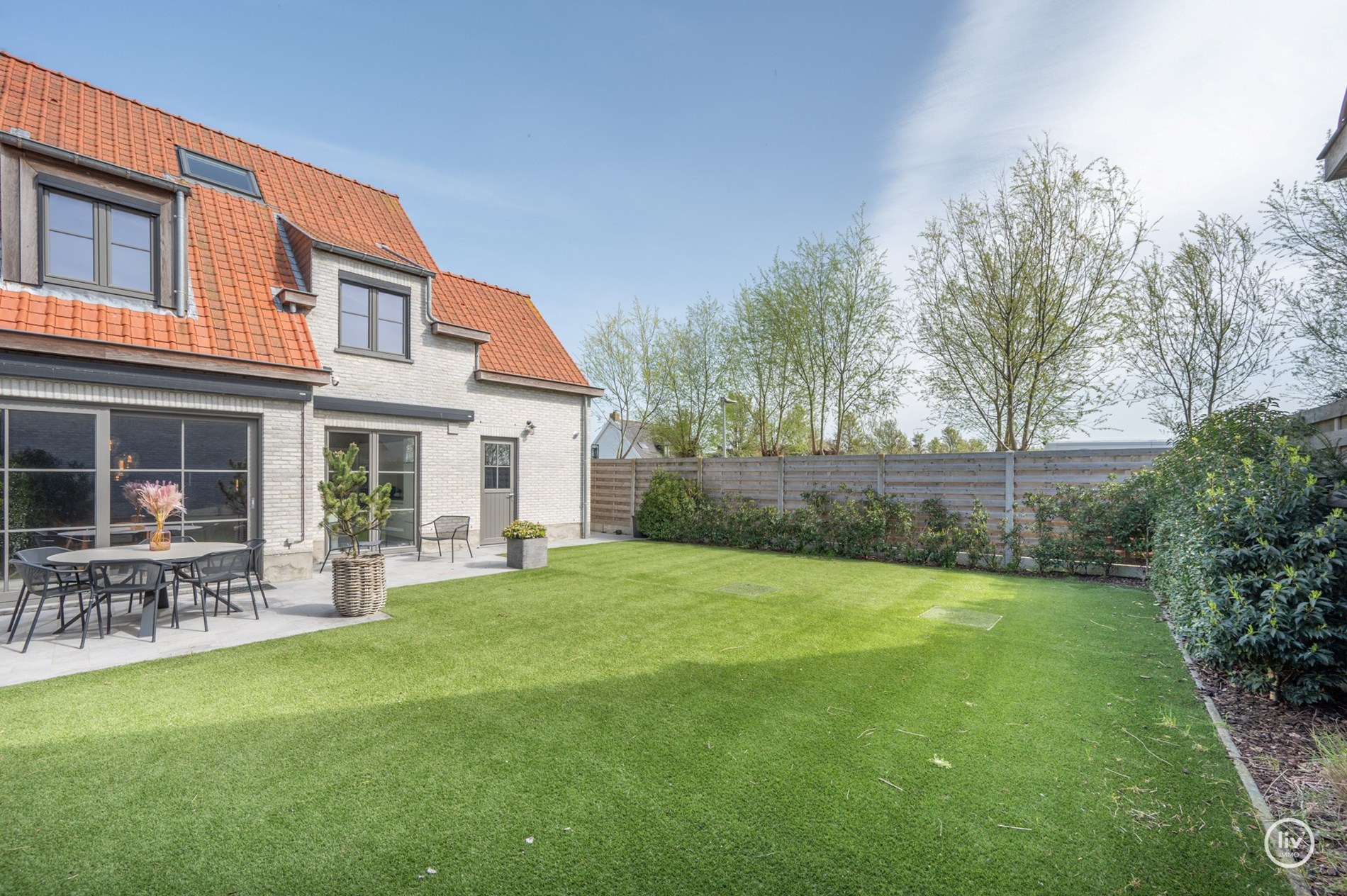 Prachtige halfopen woning met 5 slaapkamers en mooie tuin gelegen in Knokke. 