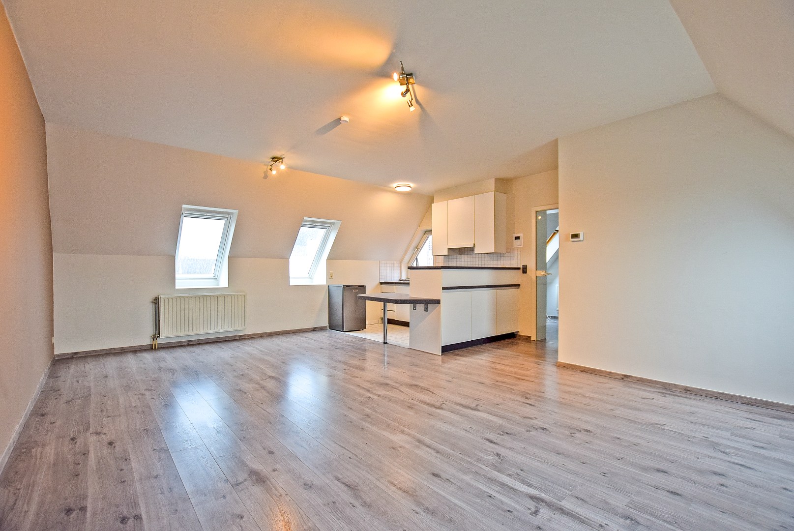 Instapklaar lichtrijk dakappartement in hartje Veurne (61m²) 