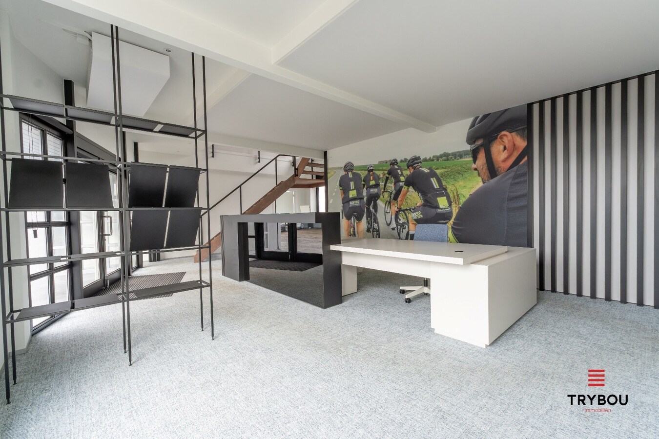 Groot kantoorgebouw op toplocatie te Ieper 