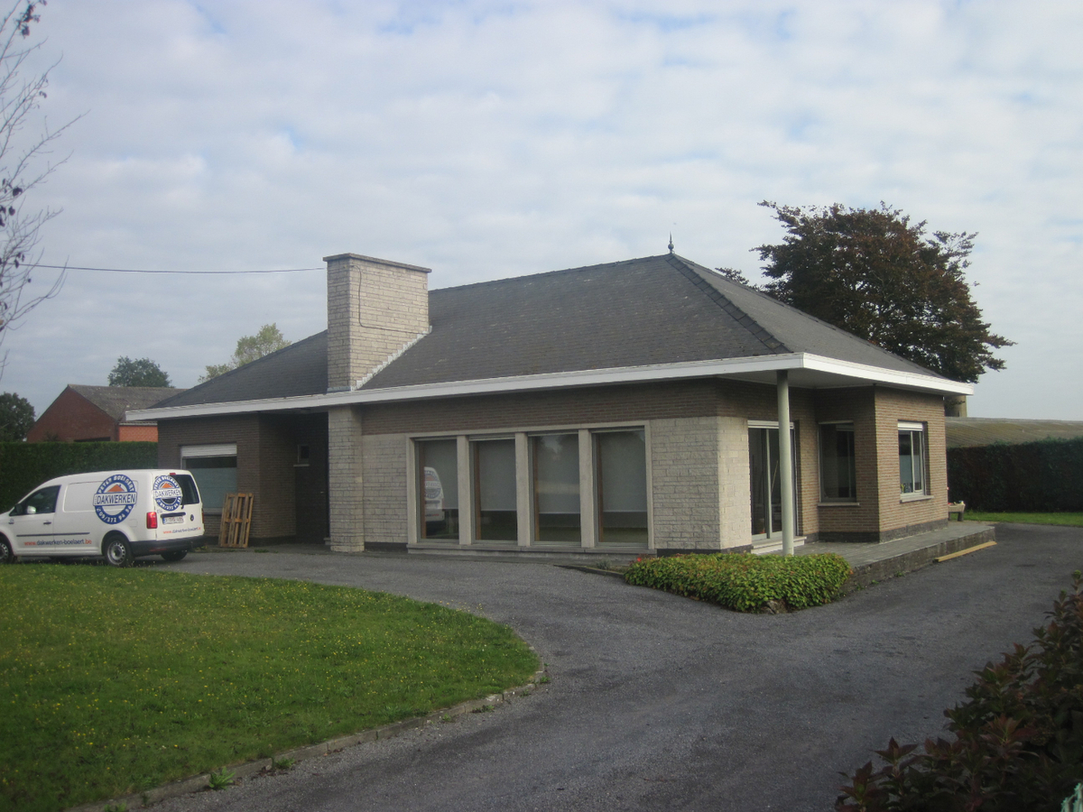 Degelijke gelijkvloerse woning. 