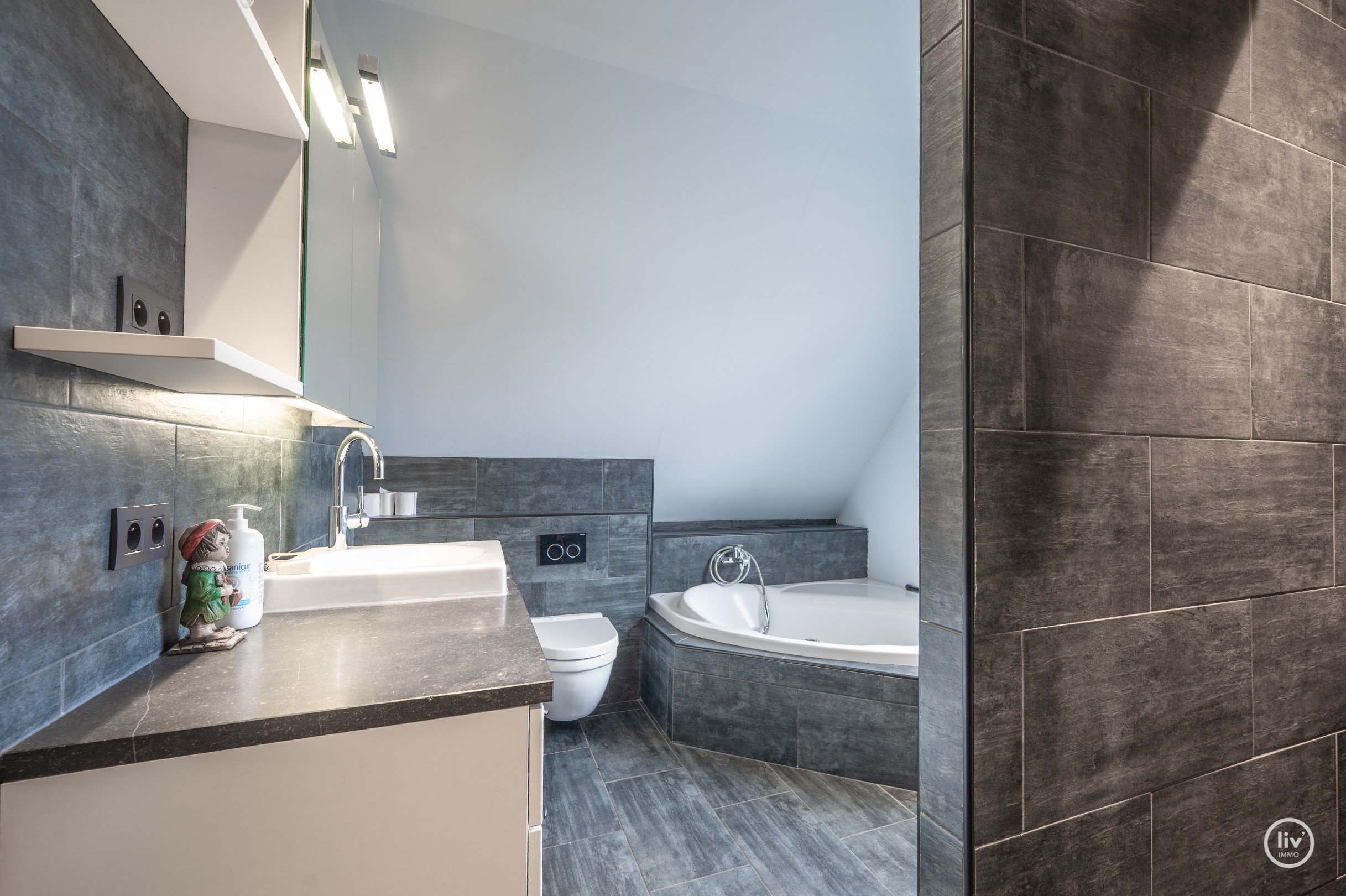 Ruime woning met 4 slaapkamers gelegen in centrum Knokke vlakbij Duinenwater. 