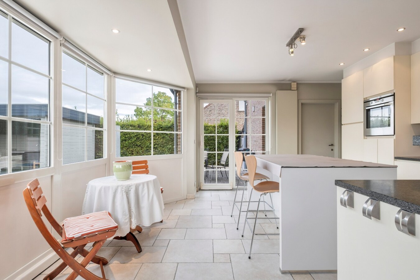 Stijlvolle villa met zwembad op rustige locatie te Bissegem/Heule te koop ! 