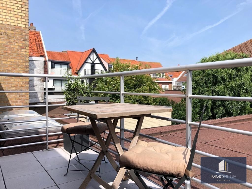 Grande maison avec de grandes terrasses et un garage attenant, située près de la rue Keuvelhoek. 