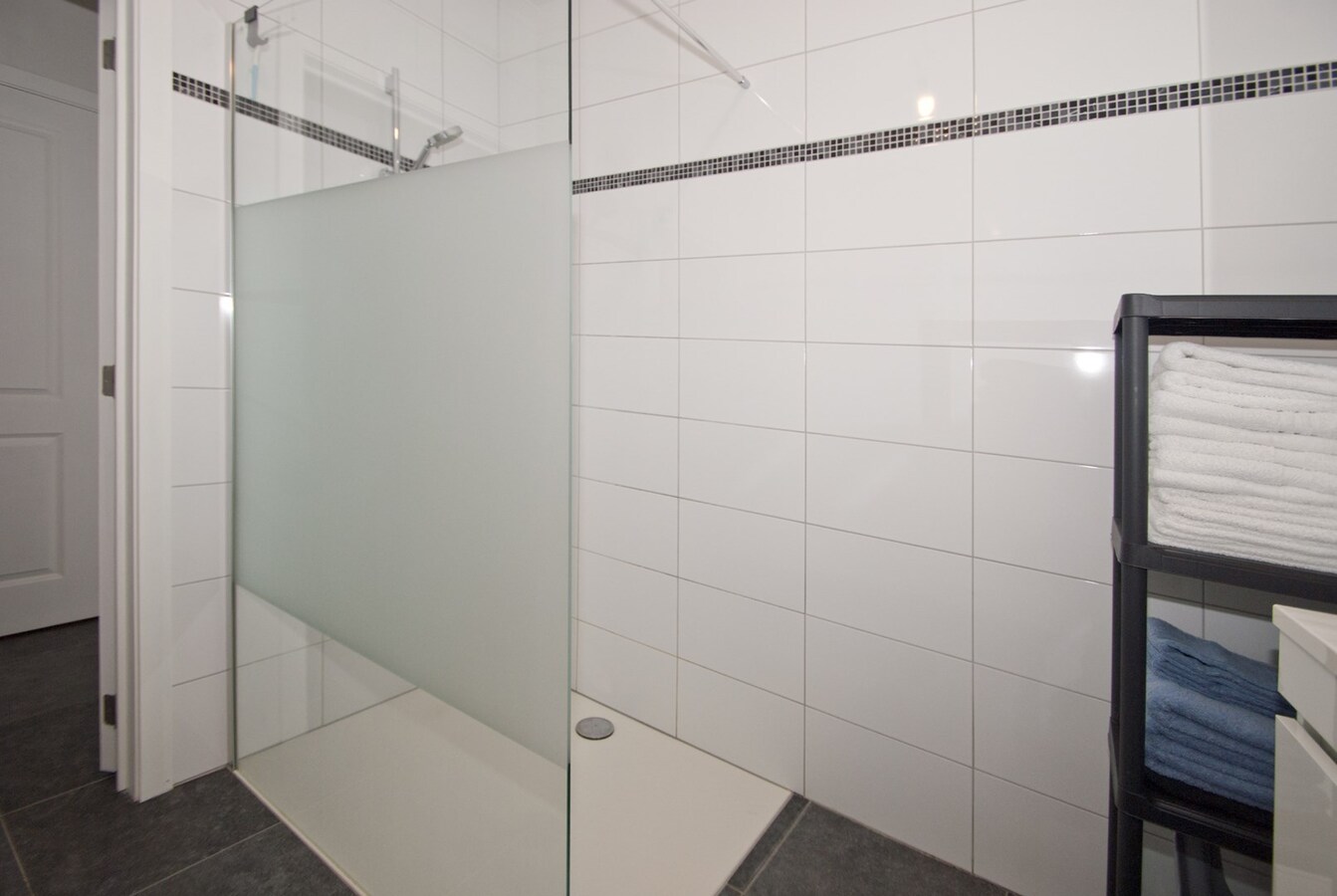 Instapklaar appartement met lift - 1 slpk, terras, 2 parkings 