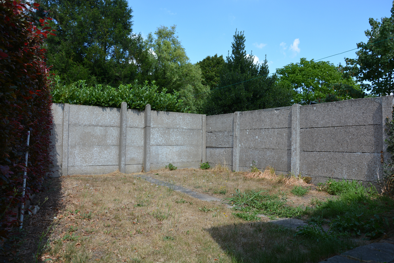 Half-open woning met garage/loods op uitstekende ligging 