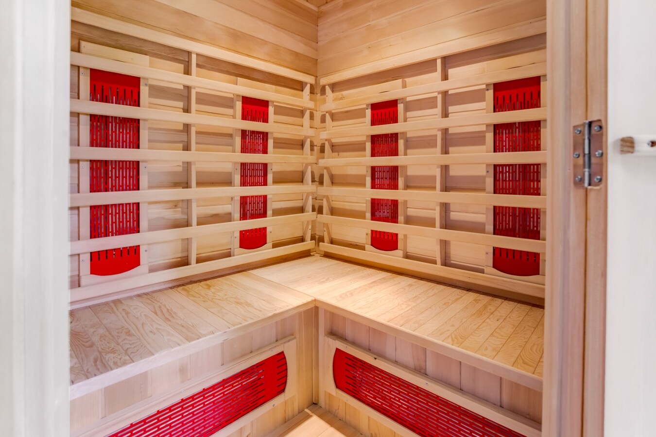 Vrijstaande woning met garage op ruim perceel in het centrum. 