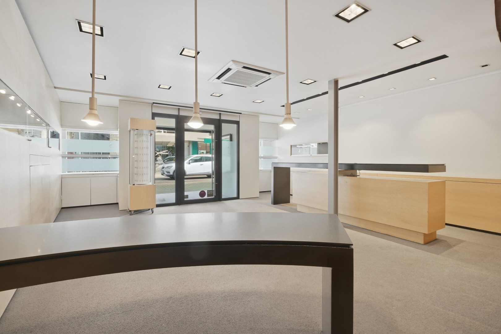 Multifunctionele woning met handelsruimte in hartje Veurne. 