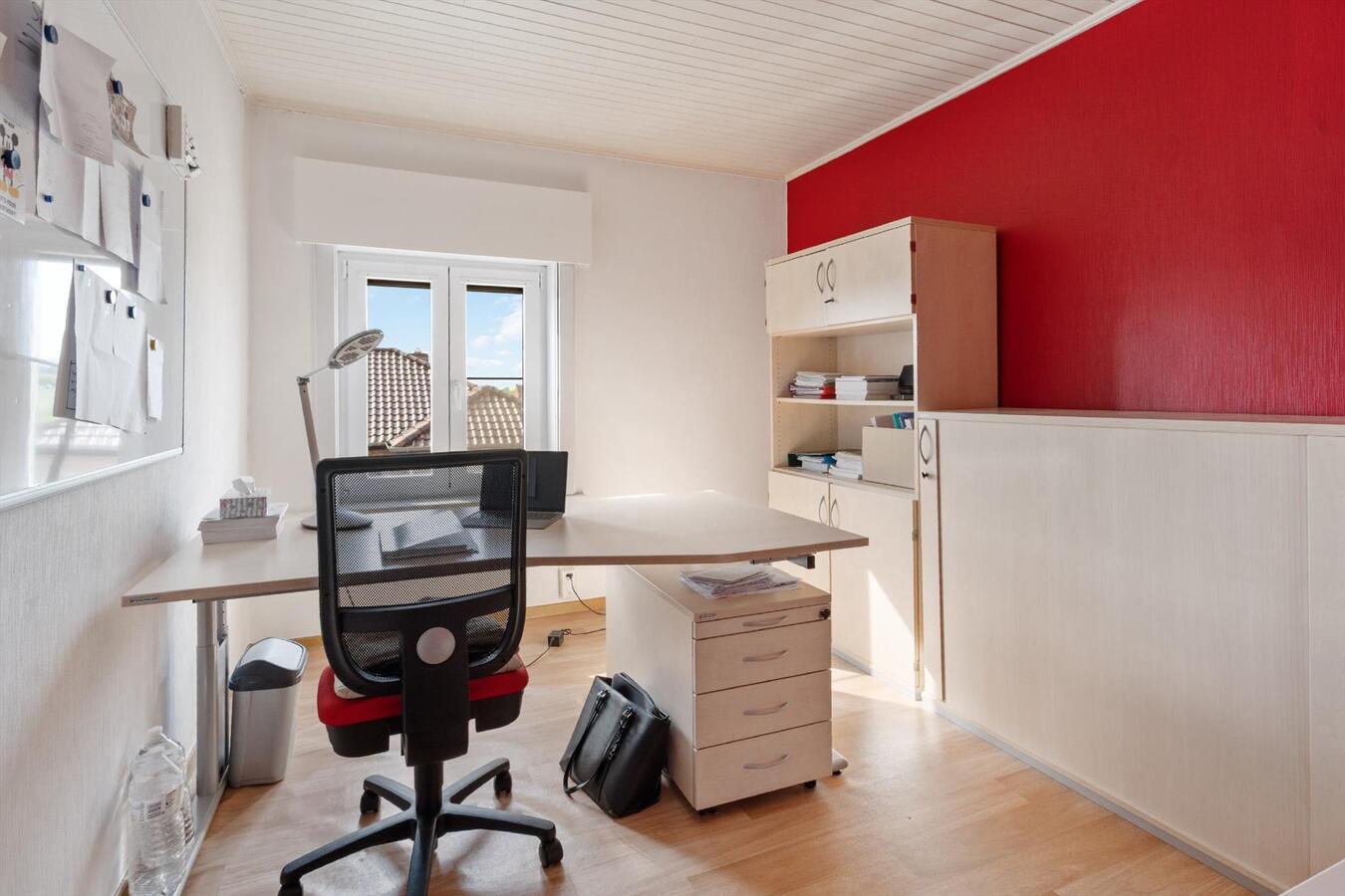 Vrijstaande woning met verwarmd zwembad op ruim perceel van 1813 m² 