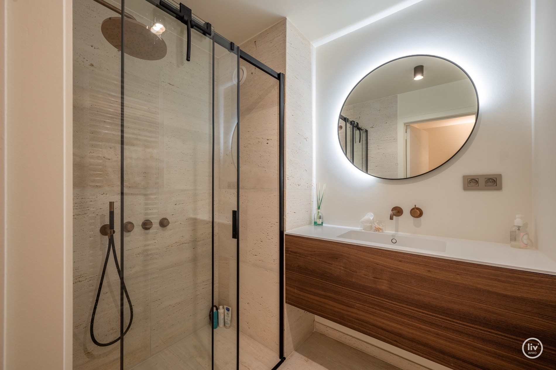 Magnifique appartement en duplex magnifiquement rénové, idéalement situé à proximité de l'église du Sacré-Cœur au cœur de Knokke. 