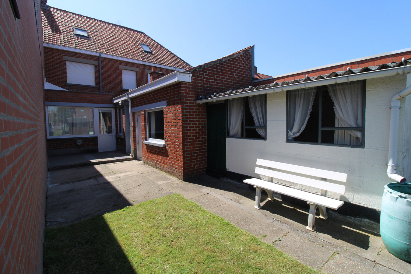 Rijwoning met 3 slaapkamers en tuin met uitweg te Roeselare 