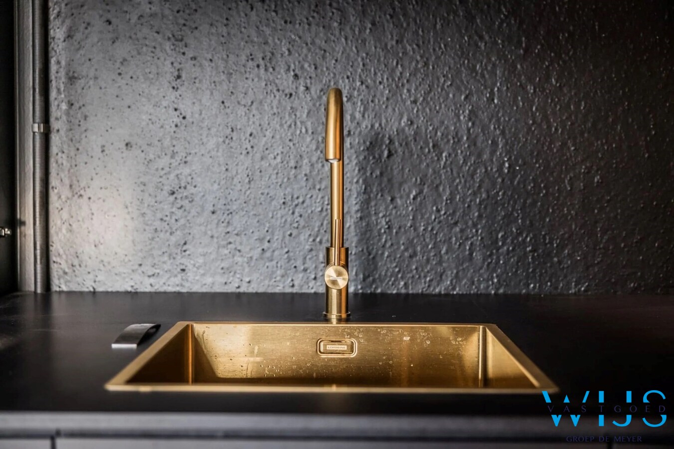 UNIEKE kantoorruimte (boven KLAAR) te Assenede ! 