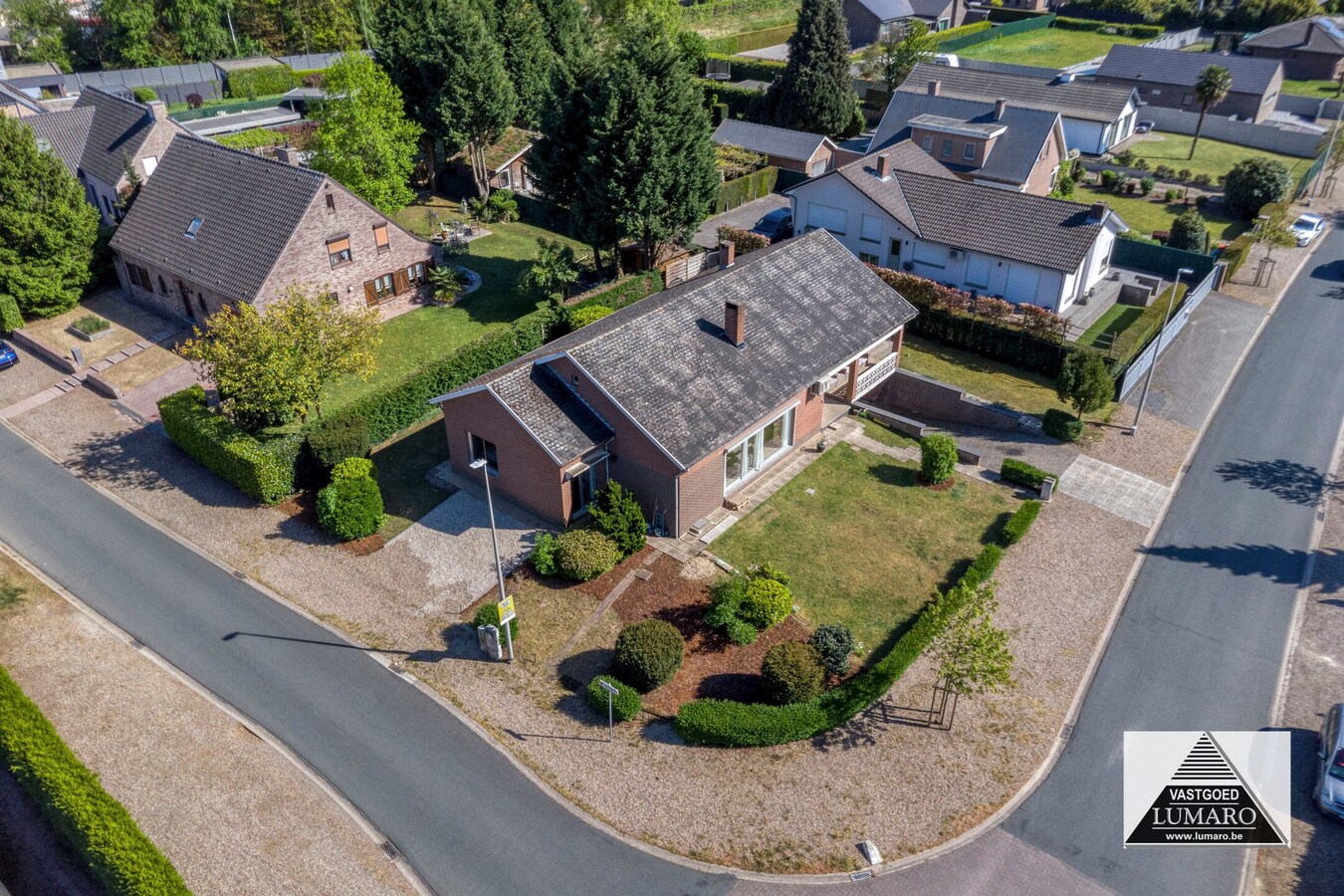 Residentiel gelegen woning met 3 ( 5 ) slaapkamers, garage. Bosomgeving! Gelijkvloers wonen. 