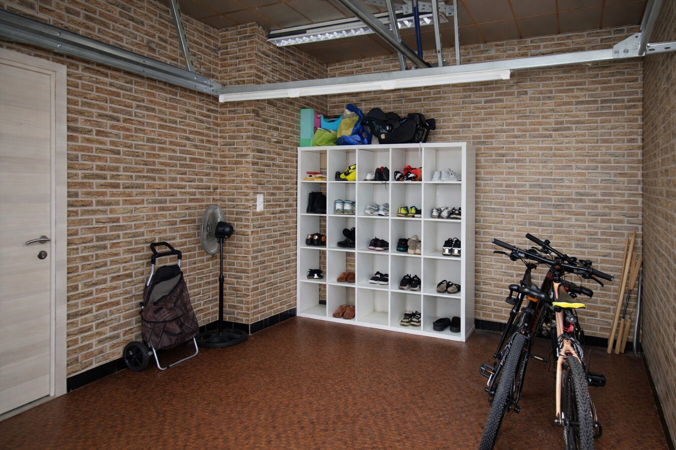 Centraal gelegen woning met drie slaapkamers, tuin én inpandige garage te koop in Sint-Niklaas! 