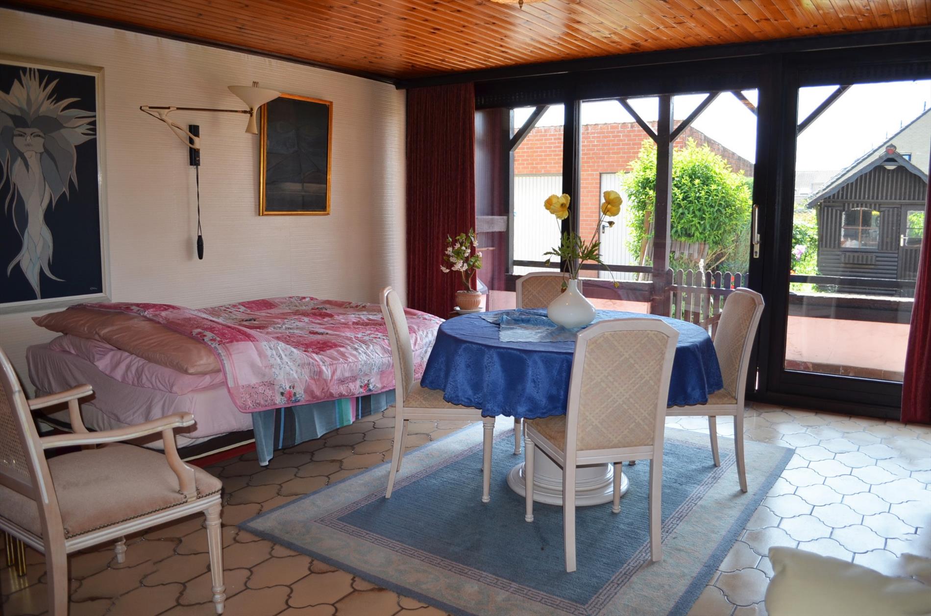 Rijwoning met 2 slpks,  ruime zolder (mogelijk 3de slpk)  &amp; zonnige tuin te Eeklo 