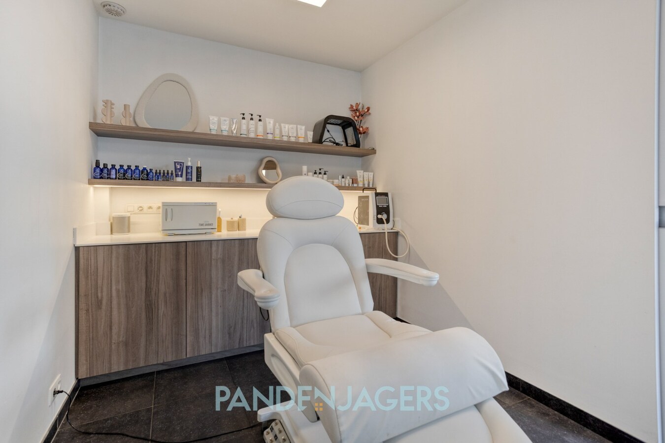 Stijlvol en hoogwaardig afgewerkt handelspand met visibiliteit te Duffel 