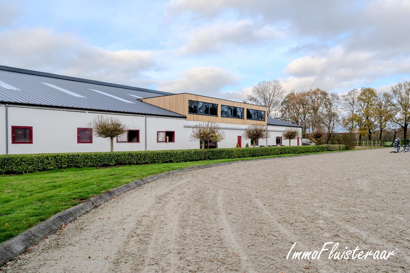 Exclusief Hippisch Complex met Uitstekende Trainingsmogelijkheden op ca 8,6 ha in Wuustwezel 