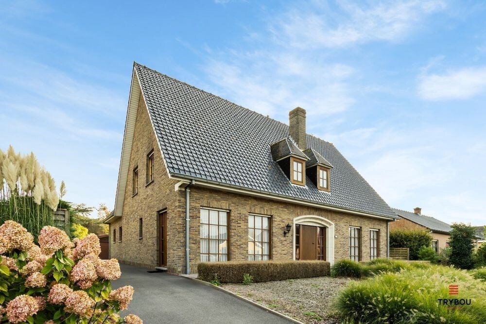 Ruime karaktervolle villa met 3 garages op 1099m² 