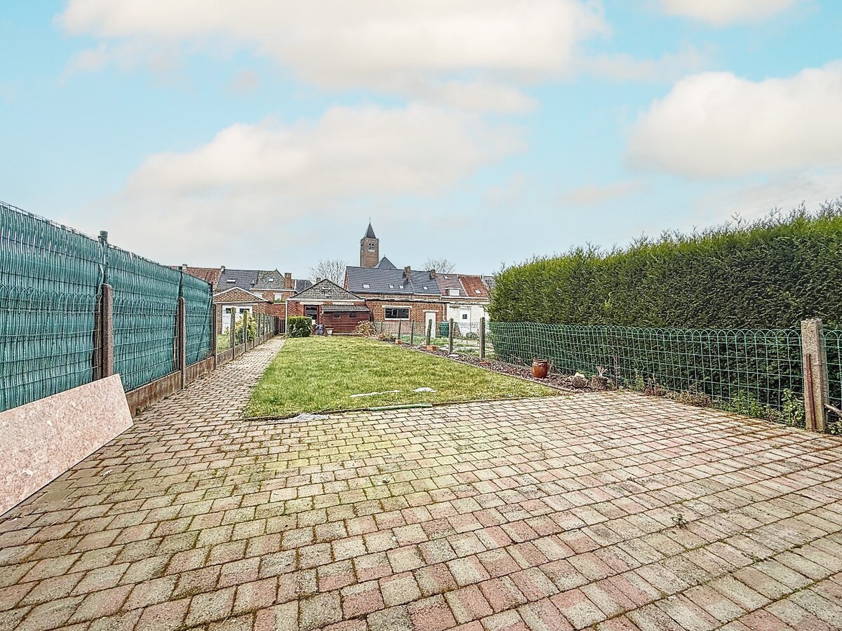 Op te frissen (gezins)woning met garage en tuin te Bevegem 