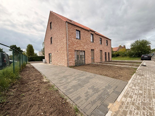 Halfopen nieuwbouwwoning met 4 slaapkamers gelegen te Opitter. 