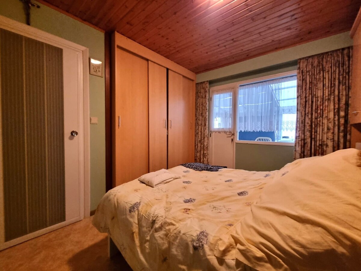 Zeer rustig gelegen, te renoveren halfopen woning met mooie tuin - Heist 