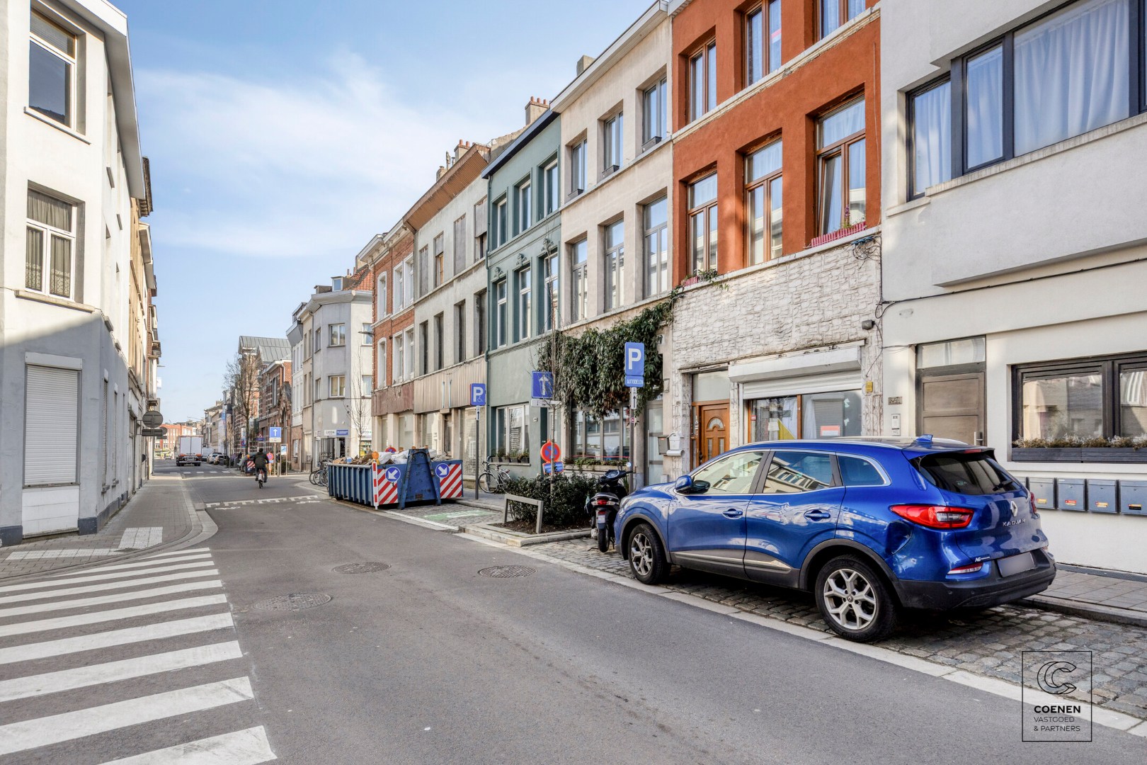 Ruime handelswoning, momenteel ingericht als handelsruimte en 2 appartementen op goede ligging te Antwerpen! 