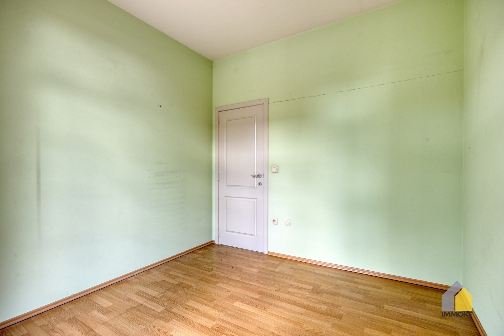 Gelijkvloers appartement met 2 slpks, stadstuin en autostaanplaats. 