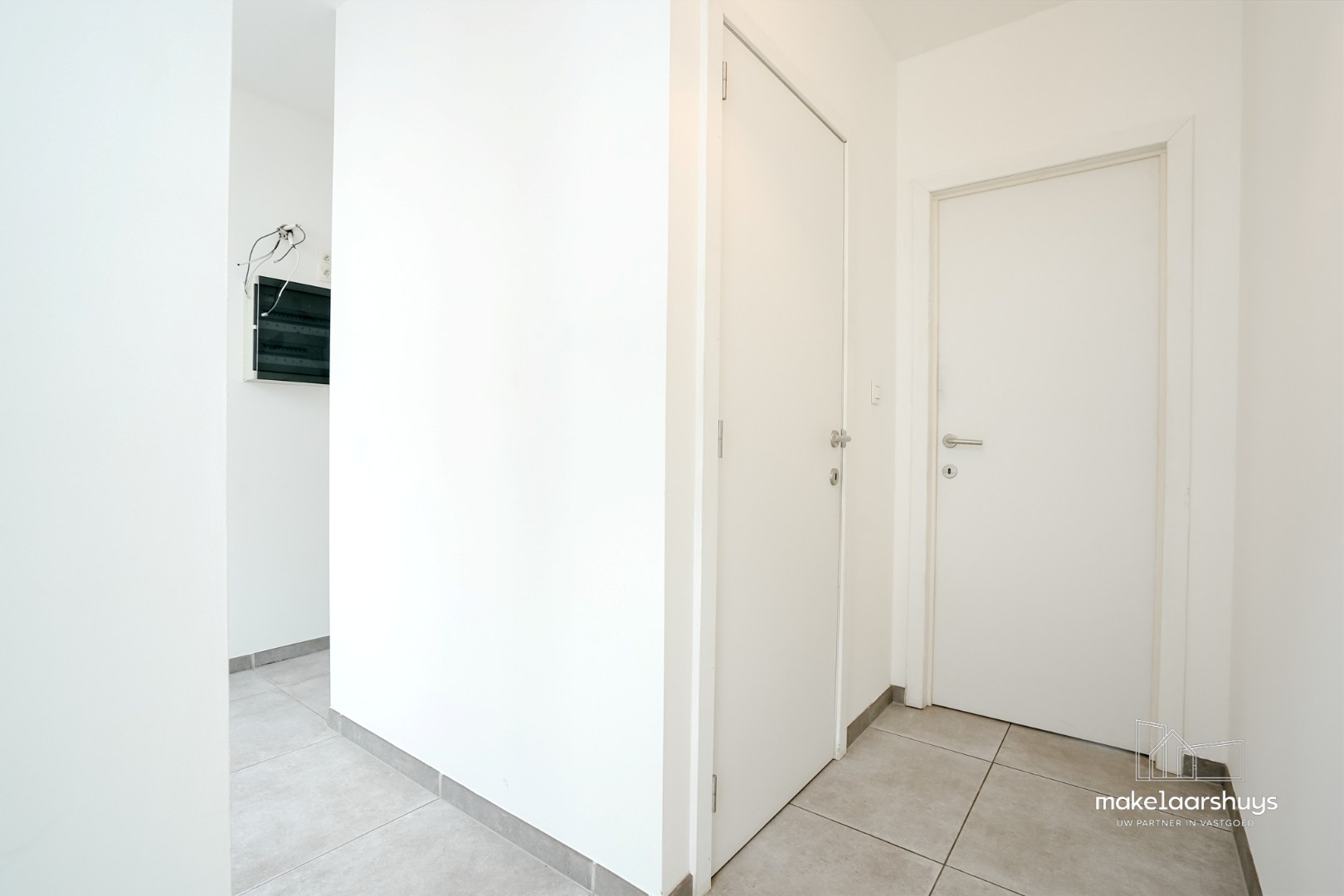 Instapklare gerenoveerde woning in rij met terras, tuin en garagebox 