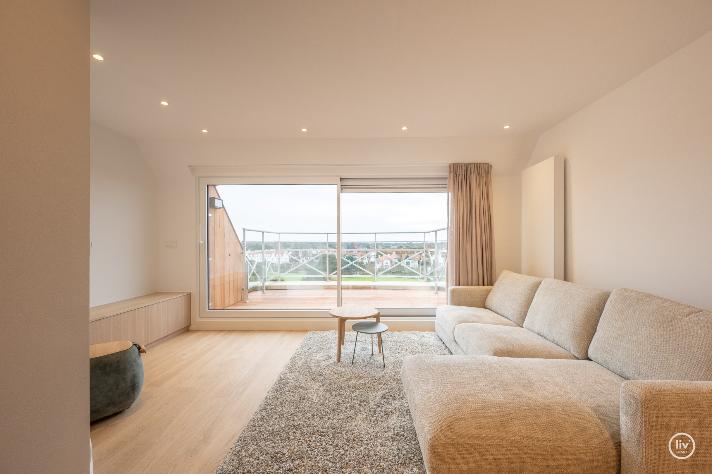 Un appartement en duplex rénové unique avec une magnifique terrasse ensoleillée offrant une vue dégagée situé sur la Kustlaan au cœur du Zoute. 