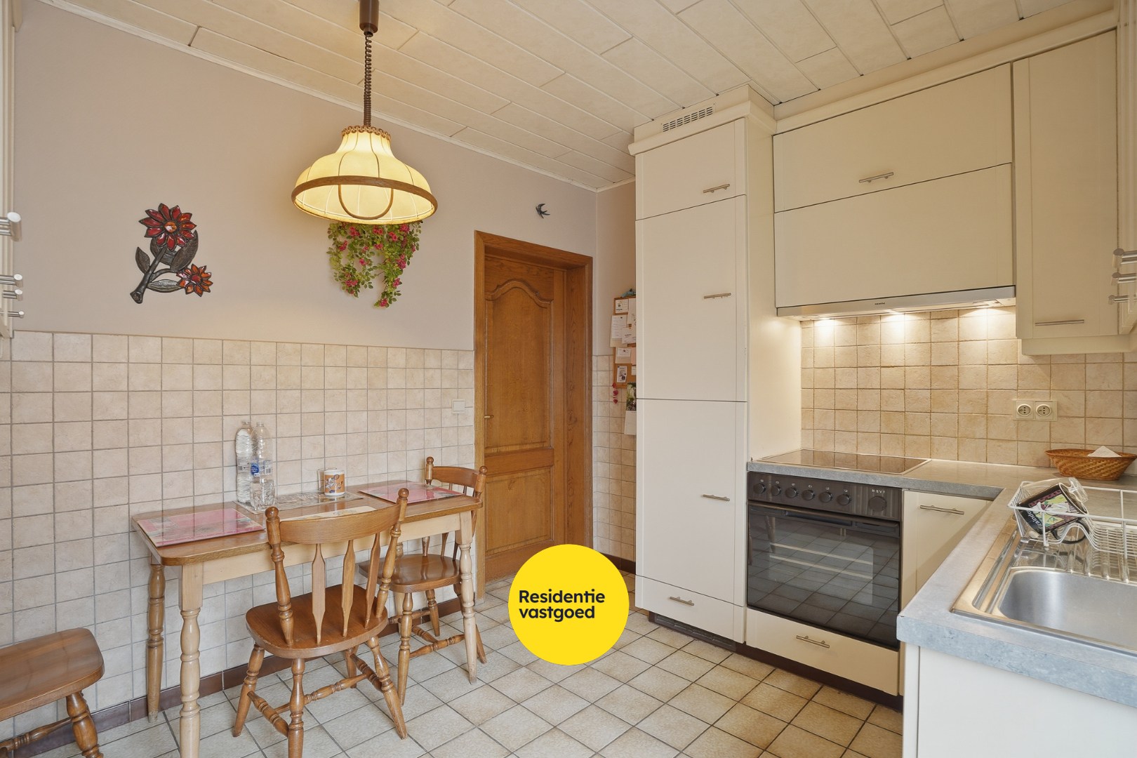 Alleenstaande bungalow met garage en tuin  op 684 m² 