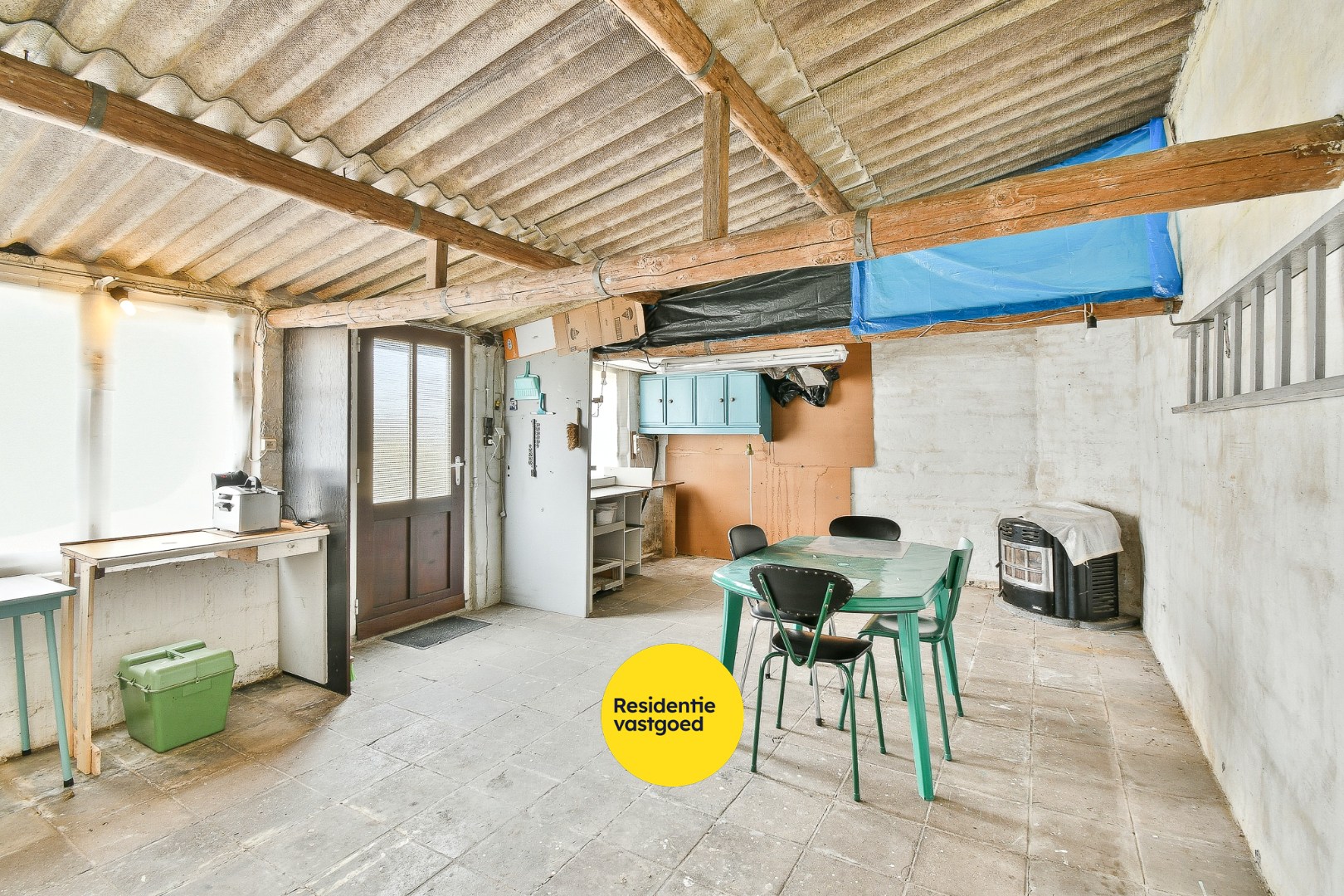 Te renoveren gezinswoning met drie slaapkamers en zongerichte tuin 