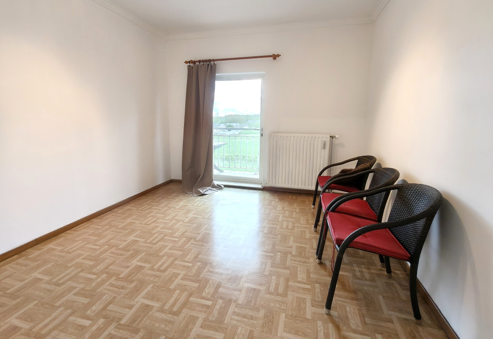 GELIJKVLOERS APPARTEMENT MET GARAGE 