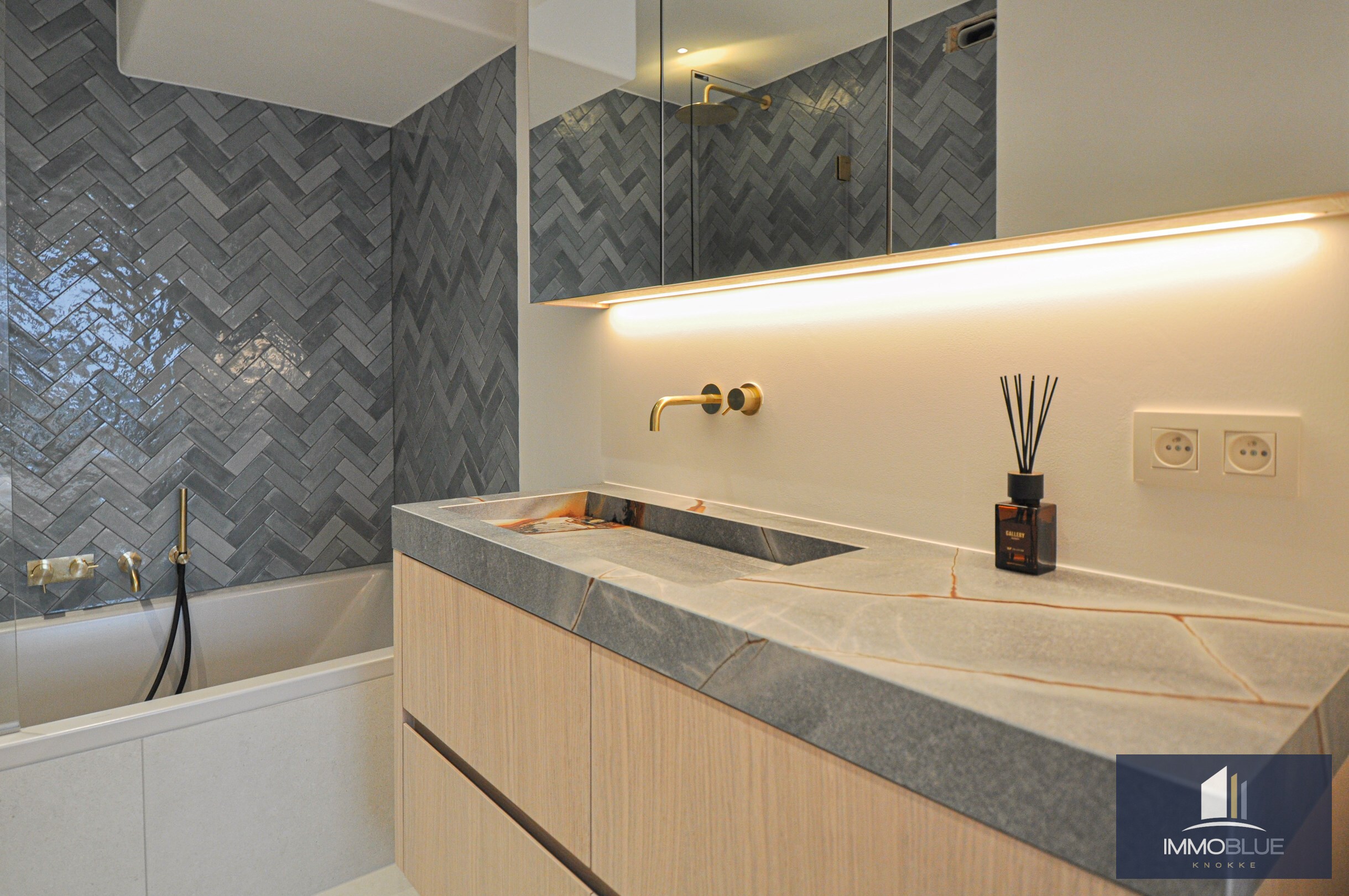 Appartement entièrement rénové et lumineux avec une vue dégagée magnifique, situé dans une résidence de standing. 