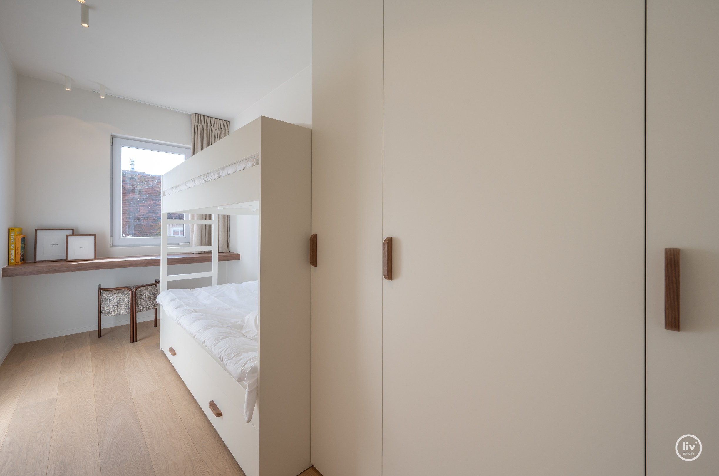 Zeer luxueus gerenoveerd 4 slaapkamer hoekappartement ideaal gelegen te Duinbergen genietend van zeezicht. 