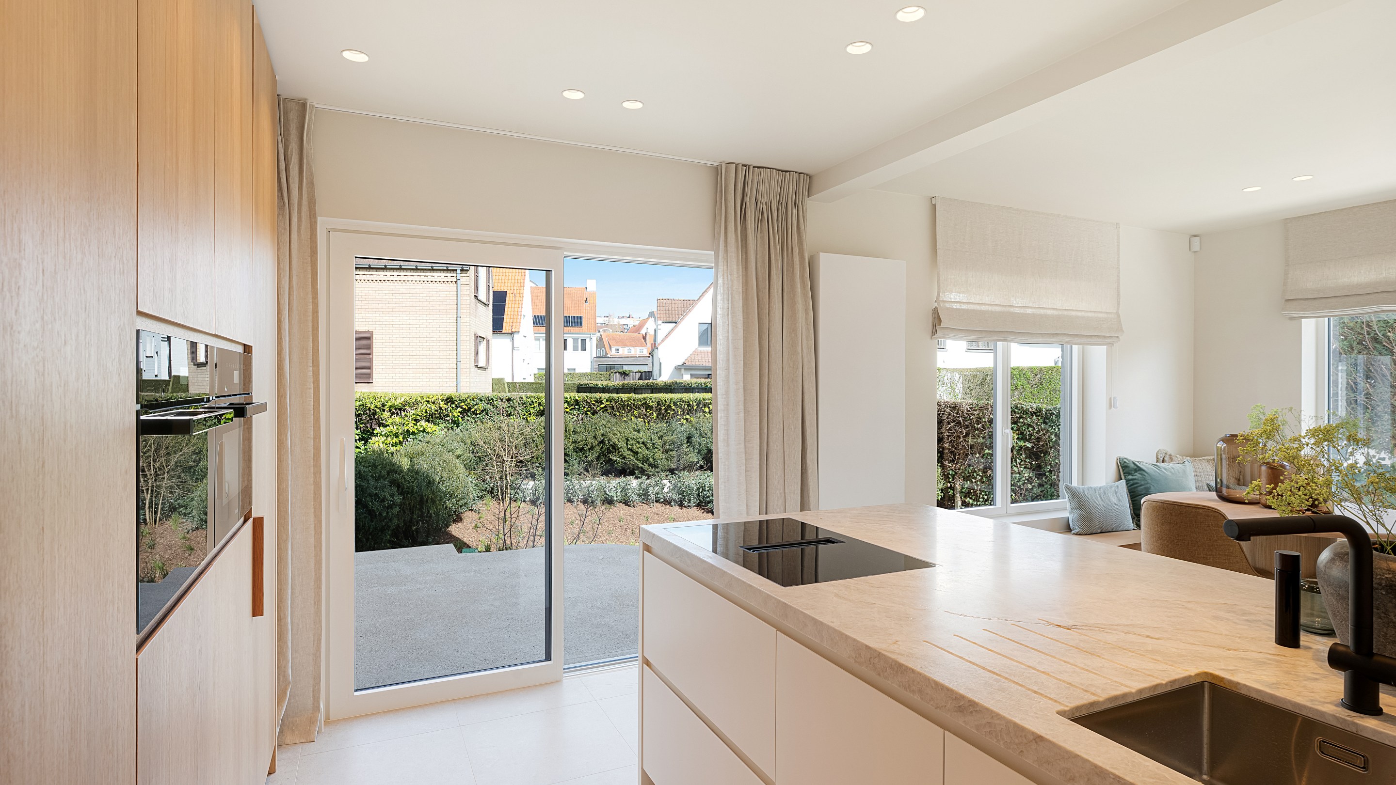 Op een uitmuntende locatie in Duinbergen, op wandelafstand van het strand en de duinen, bevindt zich deze prachtig en hoogwaardig gerenoveerde koppelvilla. 