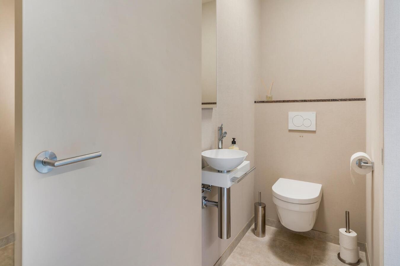 Ruim uniek  gelegen bemeubeld appartement met 2 slaapkamers en garage te Diksmuide 