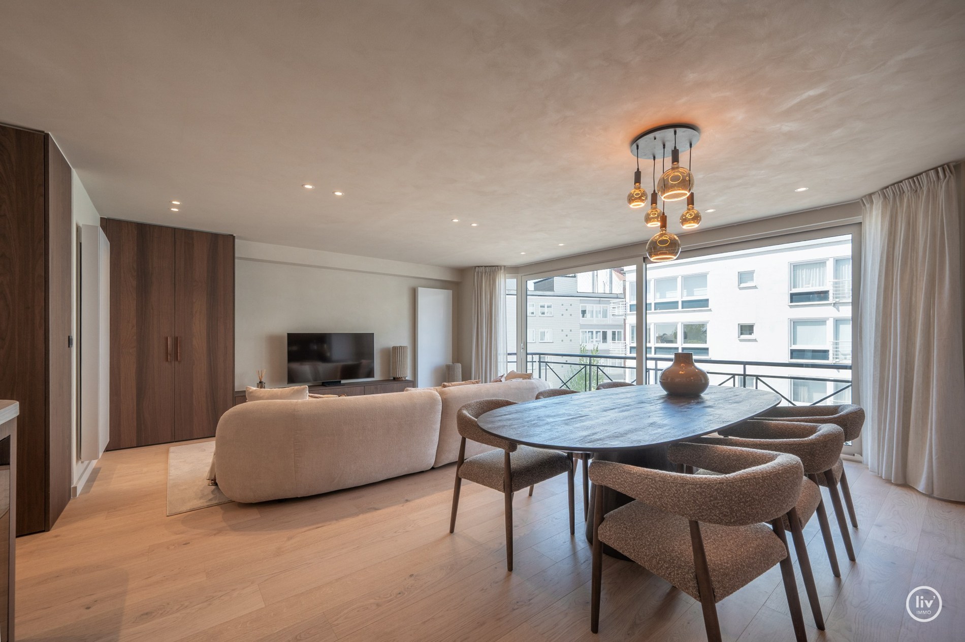 Projet de rénovation luxueux comprenant 3 chambres, situé sur l'avenue Dumortier (largeur de façade de 7 mètres). 